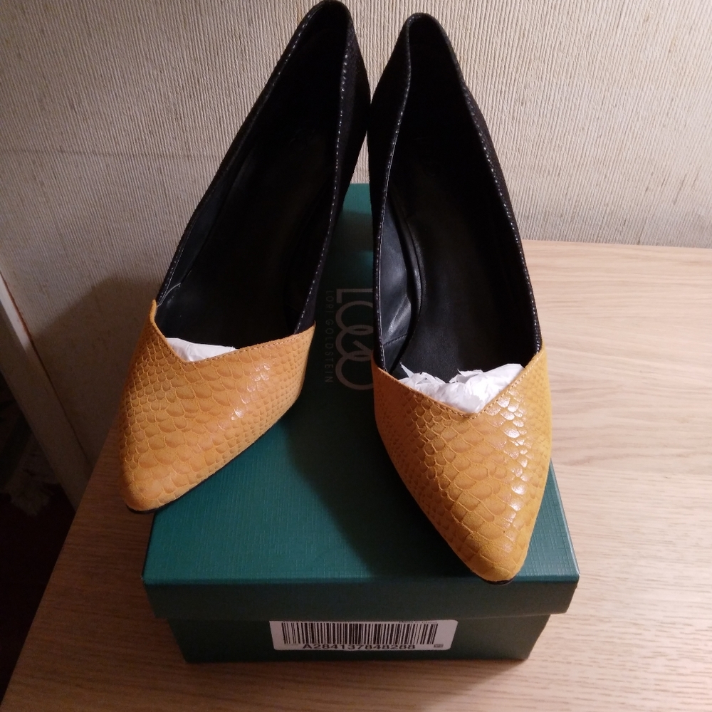 LOGO By Lori Goldstein sz10 Yellow leather snake print